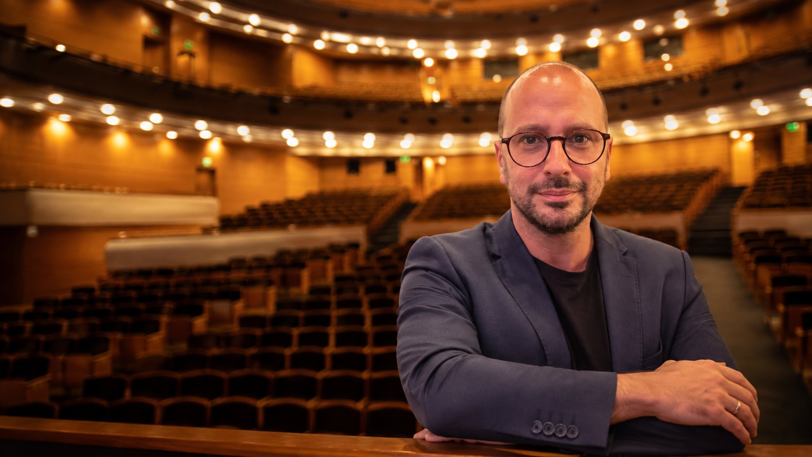 Esteban Louise en la sala del teatro