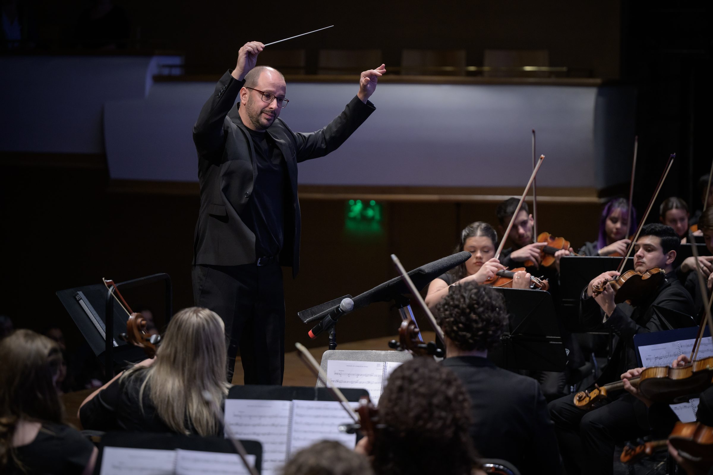 Esteban Louise dirigiendo una orquesta